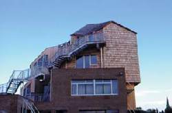 Liceo Jacquard - Il legno � impiegato per realizzare coperture e per rivestire le pareti esterne