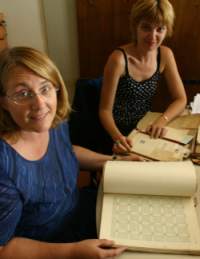 Le insegnanto della "Rinnovata" prendono visione degli elaborati custoditi nell'Archivio Storico di Indire