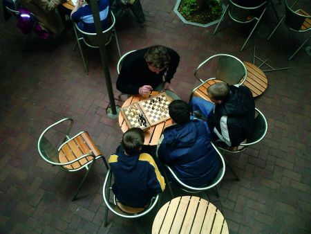 giocando a scacchi