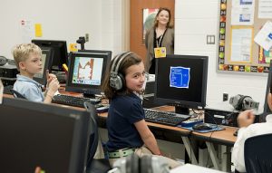 bambini in aula con computer