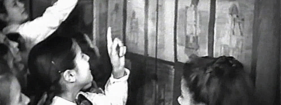 Bambini che ammirano i propri disegni esposti nella Sala Scuola Elementare del palazzo INDIRE