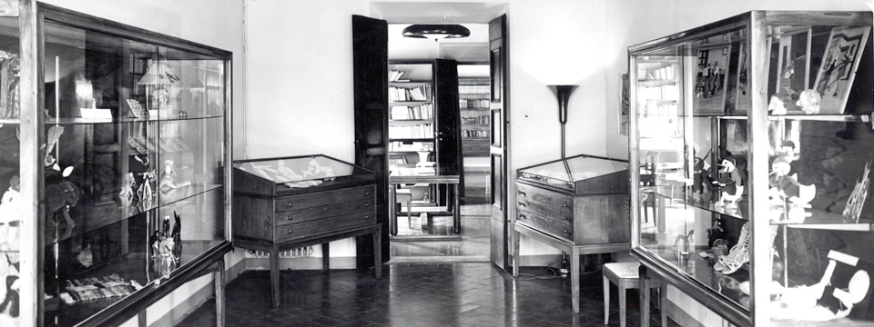 Dettaglio Vetrine Sala Lavori Manuali palazzo INDIRE